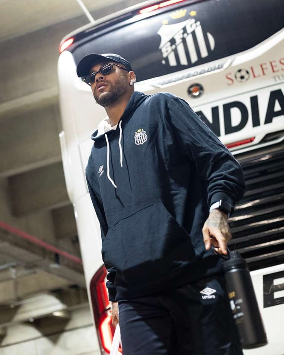 Neymar chegando ao Rio de Janeiro com a delegação do Santos. (Foto: Reinaldo Campos/ Santos FC)