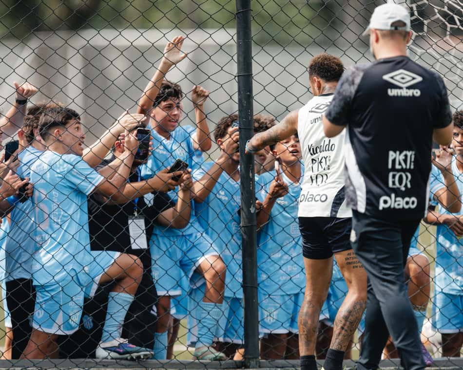 Neymar posou para fotos com time Sub-15 do Santos