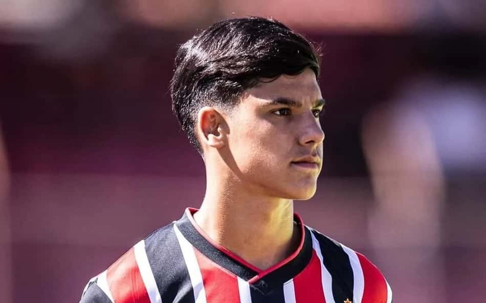 Nicolas com a camisa do São Paulo