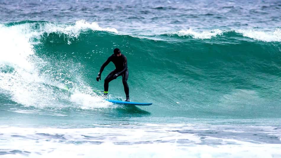 Rei Haakon 8º da Noruega praticando surfe