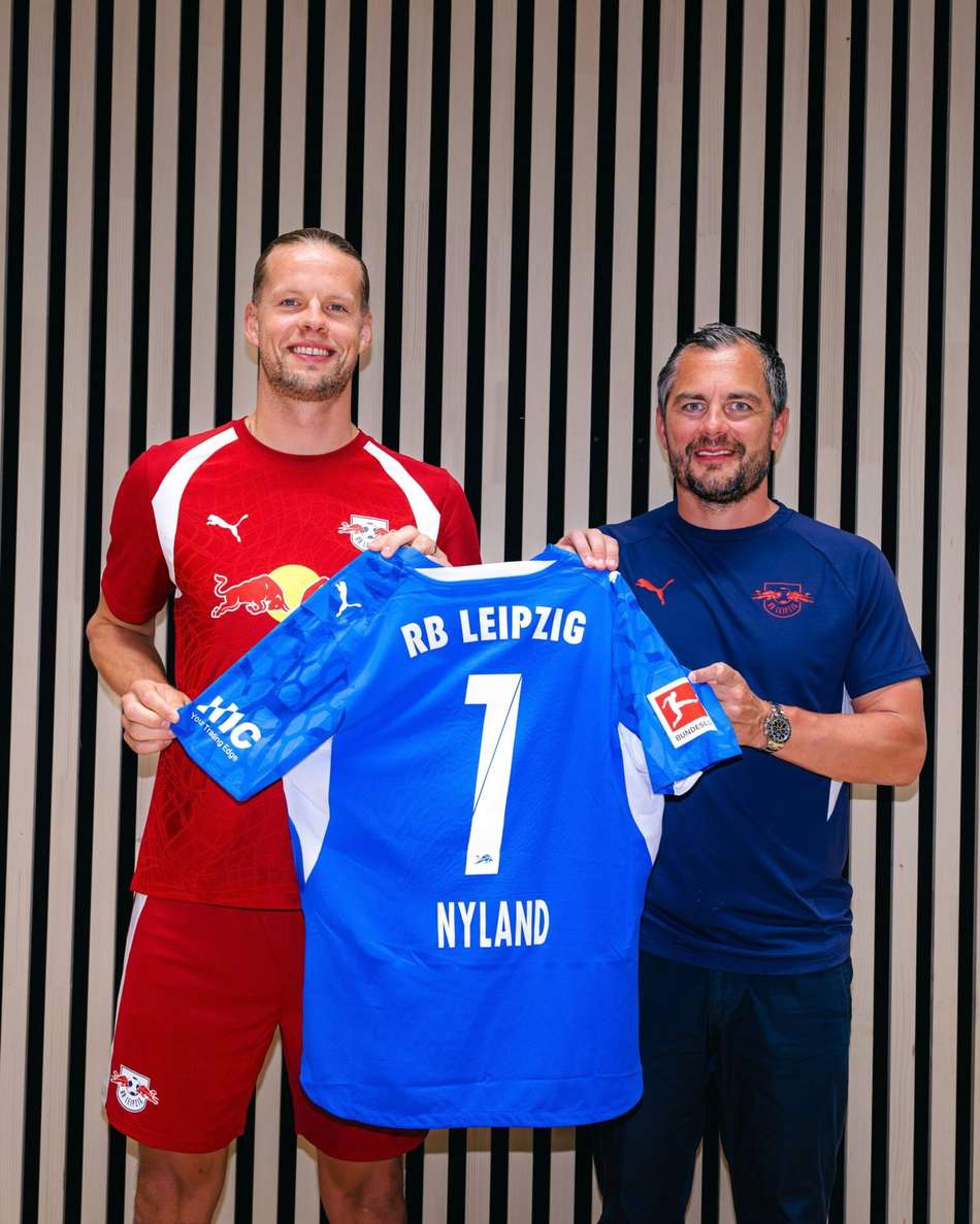 Nyland com a camisa 1 azul do RB Leipzig