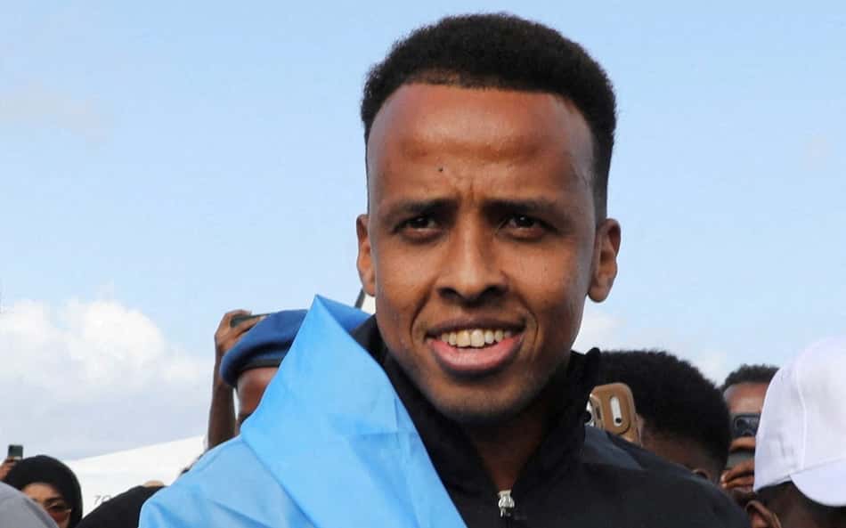 O árbitro somali Omar Abdulkadir Artan, que era esperado para apitar jogos durante a Copa do Mundo da FIFA de 2026, mas teve sua entrada nos Estados Unidos negada, é recebido ao chegar ao Aeroporto Internacional Aden Abdulle Osman em Mogadíscio, Somália