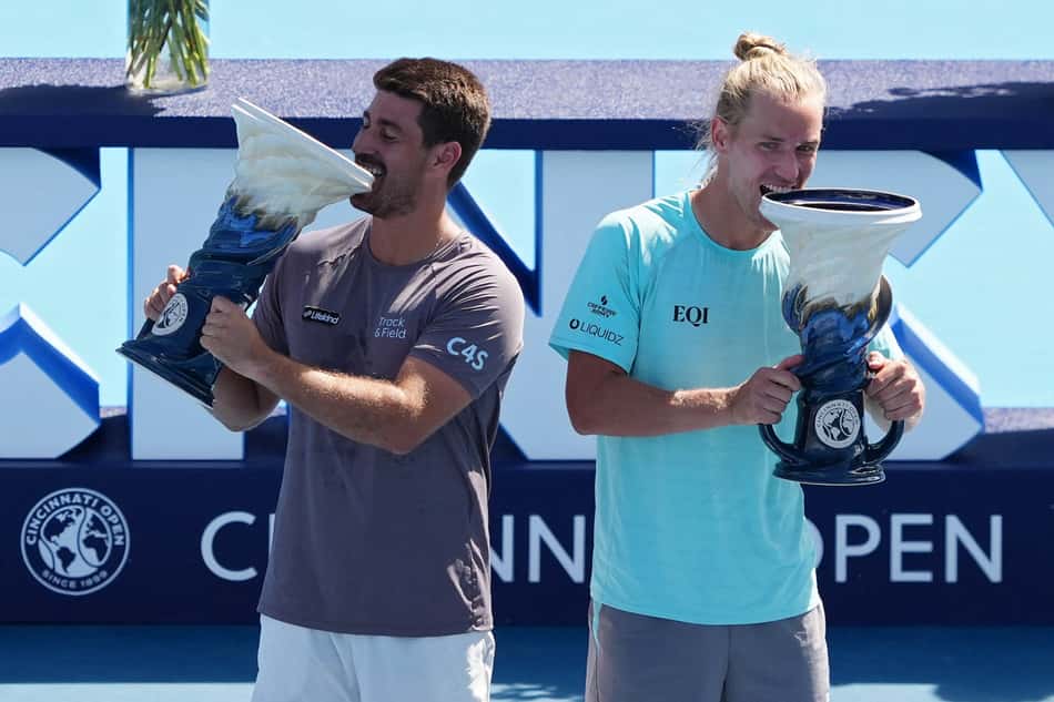 Os brasileiros Orlando Luz e Rafael Matos posam com o troféu do Masters 1000 de Cincinnati