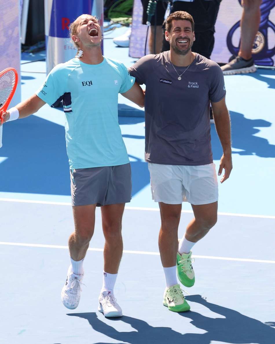 Rafael Matos, à esquerda, grita, e Orlando Luz, à direita, sorri durante a comemoração do título das duplas no Masters 1000 de Cincinnati
