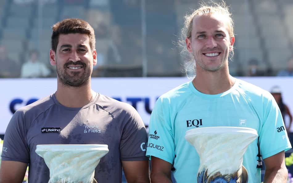 Orlando Luz, à esquerda, e Rafael Matos, à direita, posam para foto com os troféus das duplas do Masters 1000 de Cincinnati