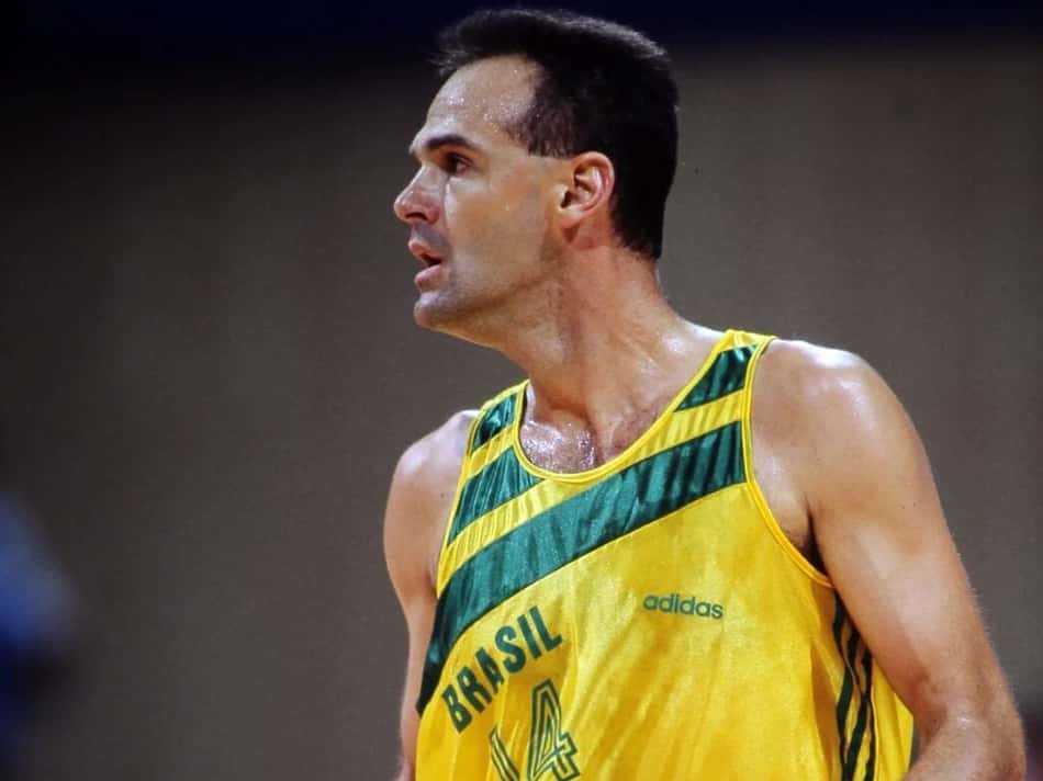 Com expressão de dúvida, Oscar Schmidt olha para o lado e abre as mãos em jogo da Seleção Brasileira de basquete