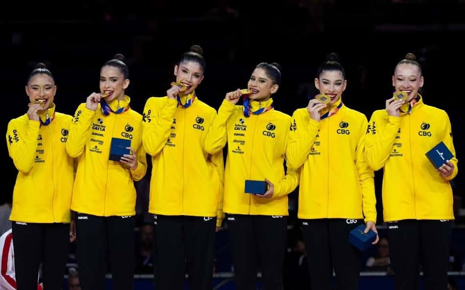 Seleção Brasileira de conjunto da ginástica rítmica posa com medalhas de ouro no Mundial de Frankfurt