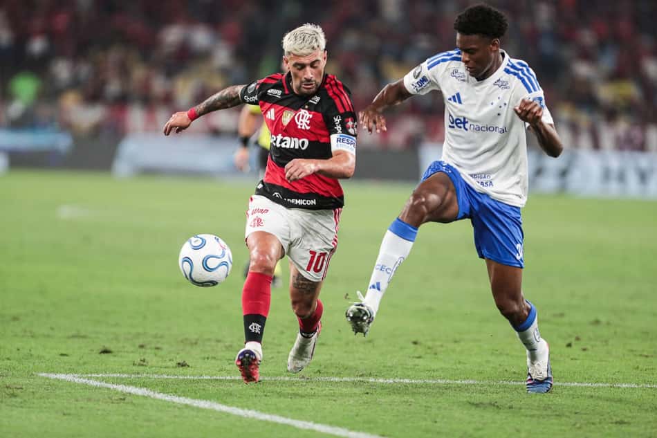Arrascaeta disputa bola no jogo entre Flamengo e Cruzeiro pela Libertadores