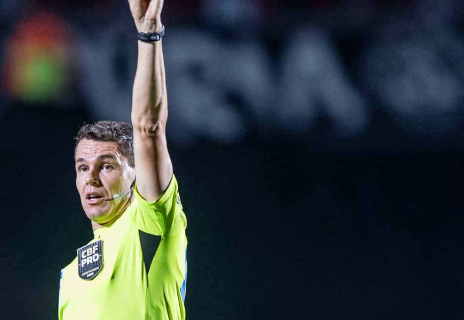 Árbitro Paulo Cesar Zanovelli faz contagem de tempo com a mão em Vitória x Botafogo, pelo Brasileirão