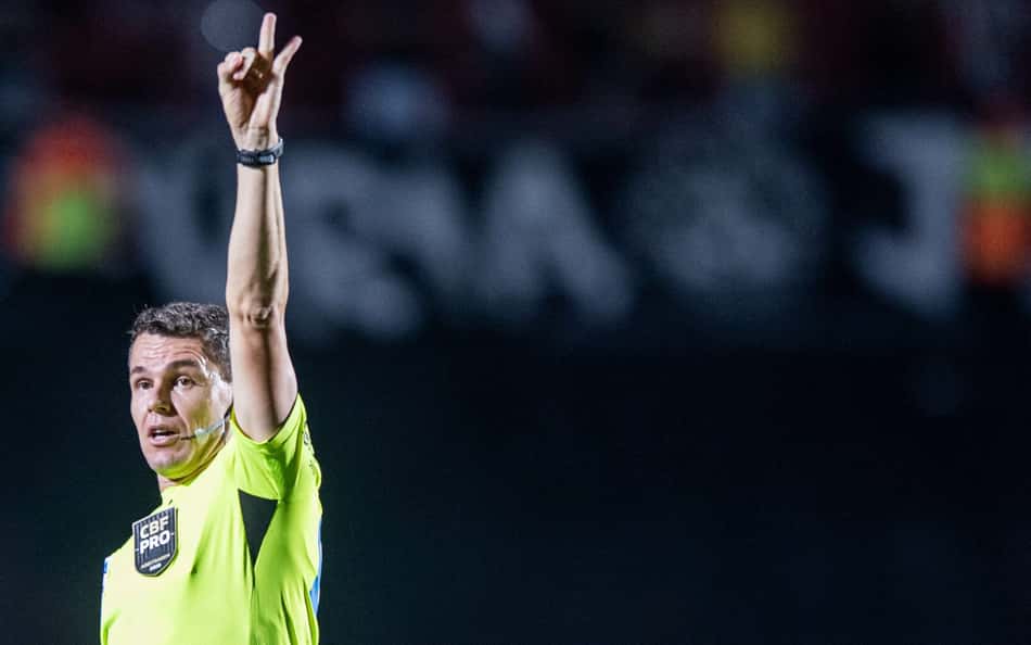 Árbitro Paulo Cesar Zanovelli faz contagem de tempo com a mão em Vitória x Botafogo, pelo Brasileirão