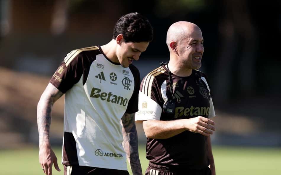 Pedro ao lado de Leonardo Jardim durante treino do Flamengo em Portugal