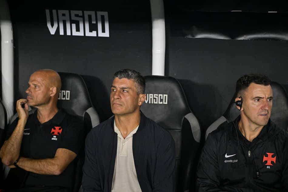 Pedro Emanuel durante a partida entre Vasco e Vitória