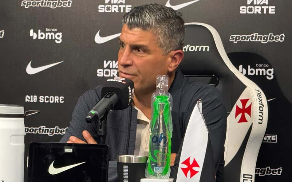 Pedro Emanuel durante coletiva do Vasco