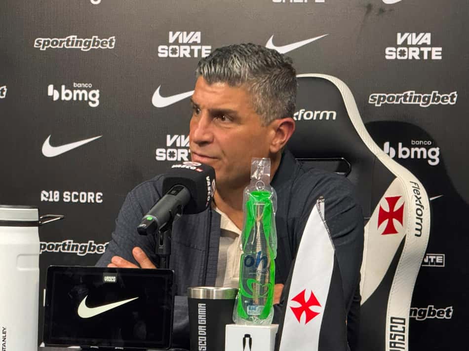 Pedro Emanuel durante coletiva do Vasco
