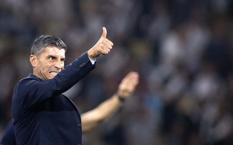 Pedro Emanuel gesticula positivamente para time do Vasco