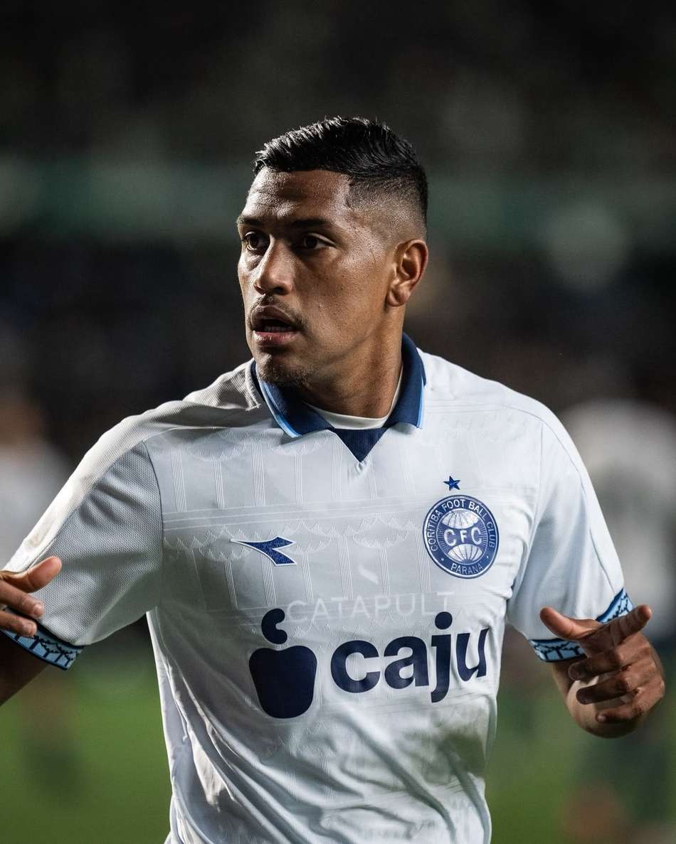 Pedro Rocha olhando para o lado
