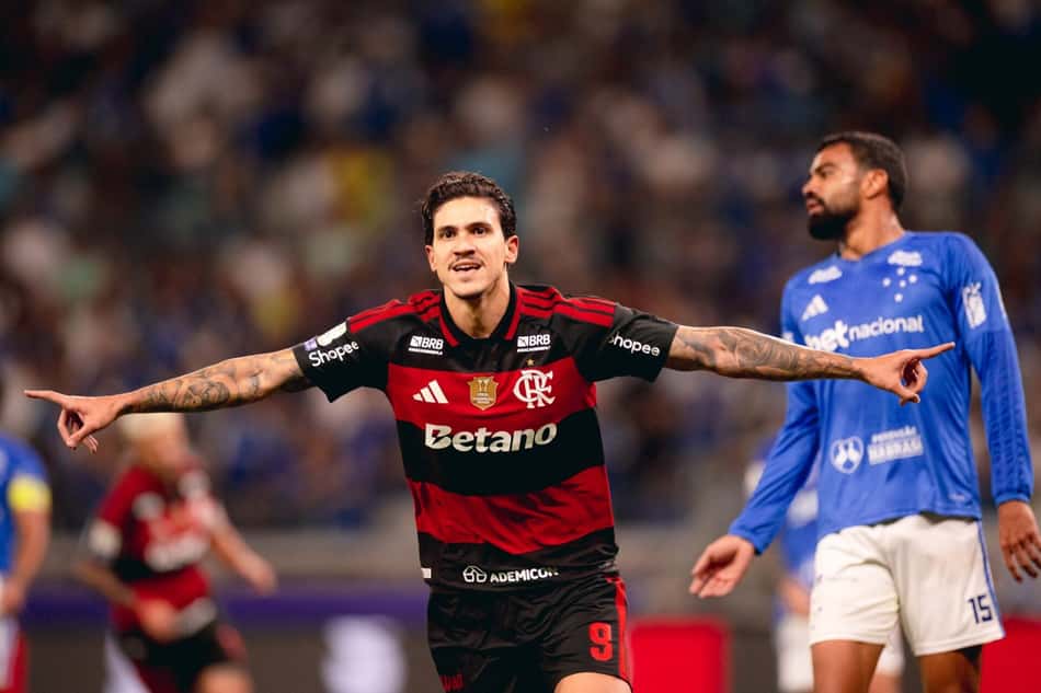 Pedro comemora gol no jogo do Flamengo contra o Cruzeiro no Mineirão pelo Brasileirão