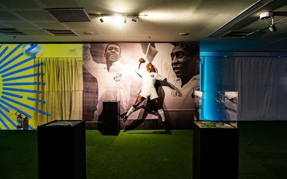Estátua de Pelé comemorando vestindo camisa do Santos