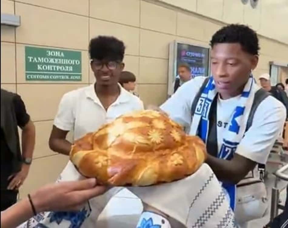 Gonzalo Plata é recepcionado em Moscou com o karavai, tradicional pão russo