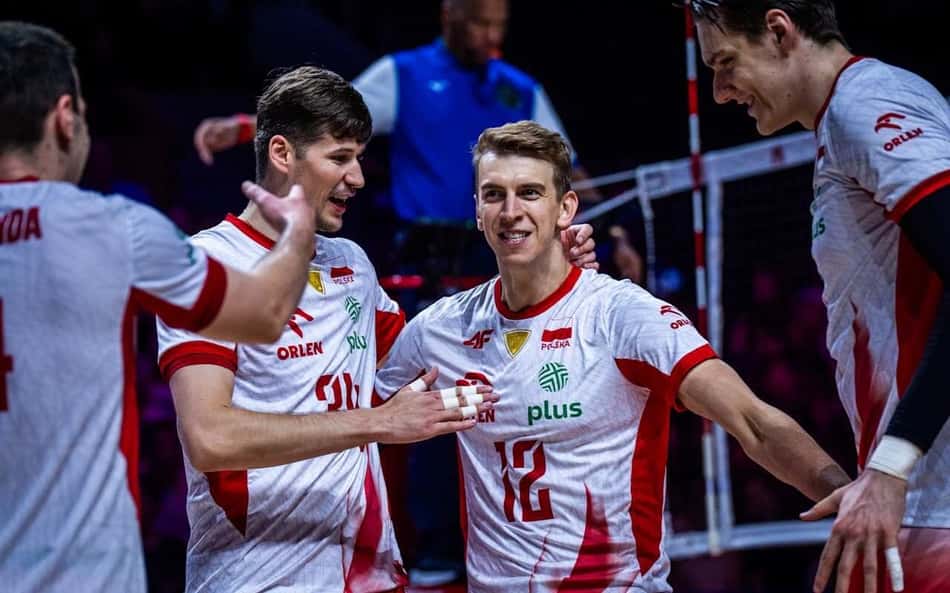Jogadores da Polônia comemoram ponto na semifnal da VNL masculina contra a Eslovênia