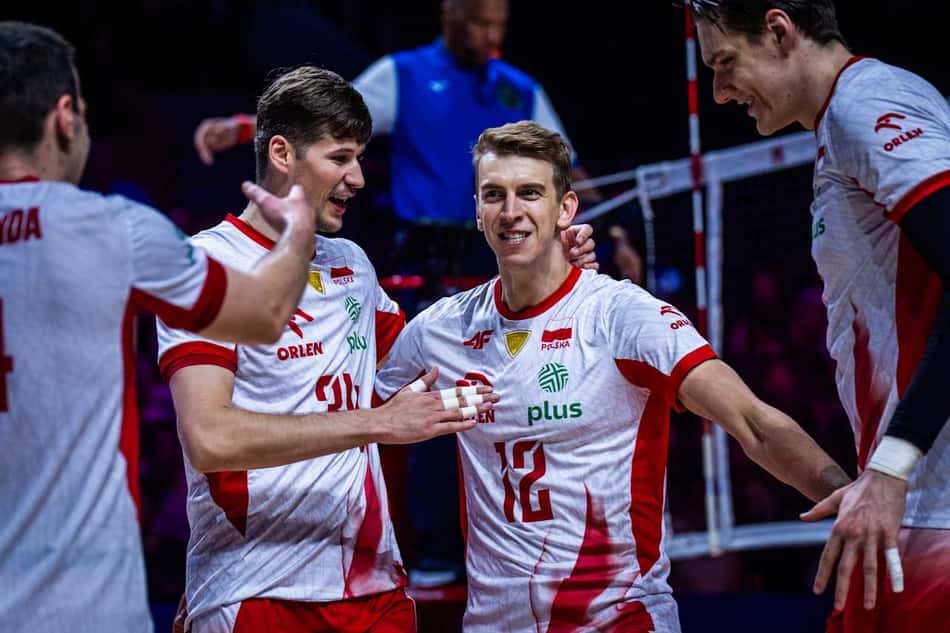 Jogadores da Polônia comemoram ponto na semifnal da VNL masculina contra a Eslovênia