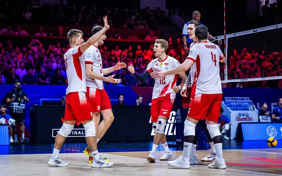 Jogadores da Polônia comemoram ponto sobre a Eslovênia na semifinal da VNL masculina 2026
