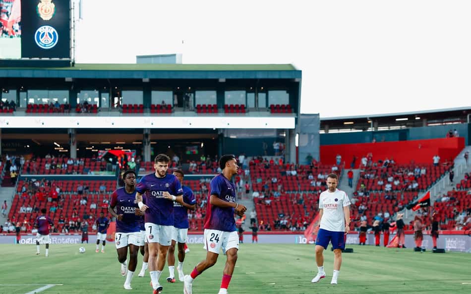 Jogadores em campo durante o amistoso