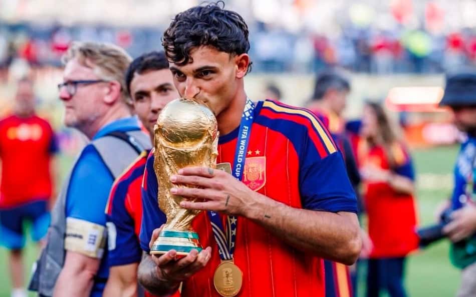 Pubil beijando a taça da Copa do Mundo conquistada pela Espanha em 2026
