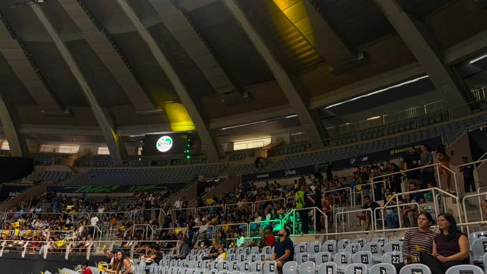 Público vai enchendo as arquibancadas do Maracanãzinho para o SLS Rio Takeover