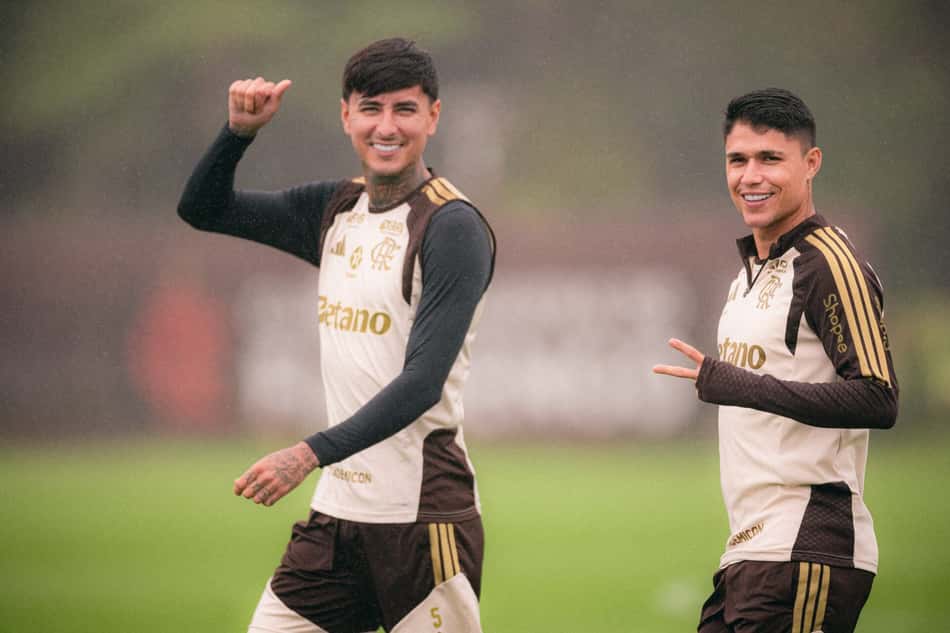 Pulgar e Luiz Araújo durante treino do Flamengo no Ninho do Urubu