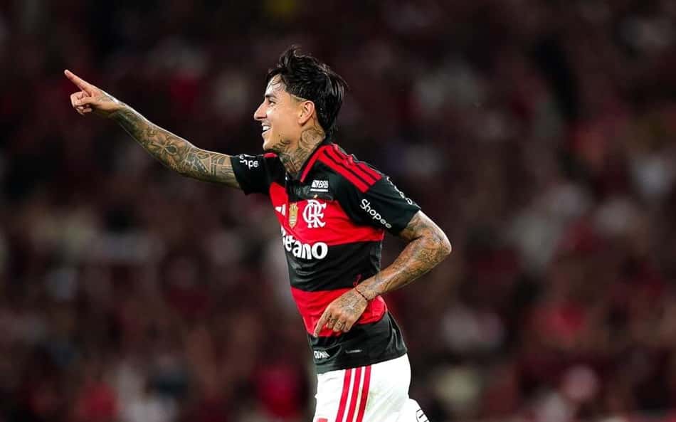 Pulgar comemora seu gol no jogo do Flamengo contra o Vitória pelo Brasileirão