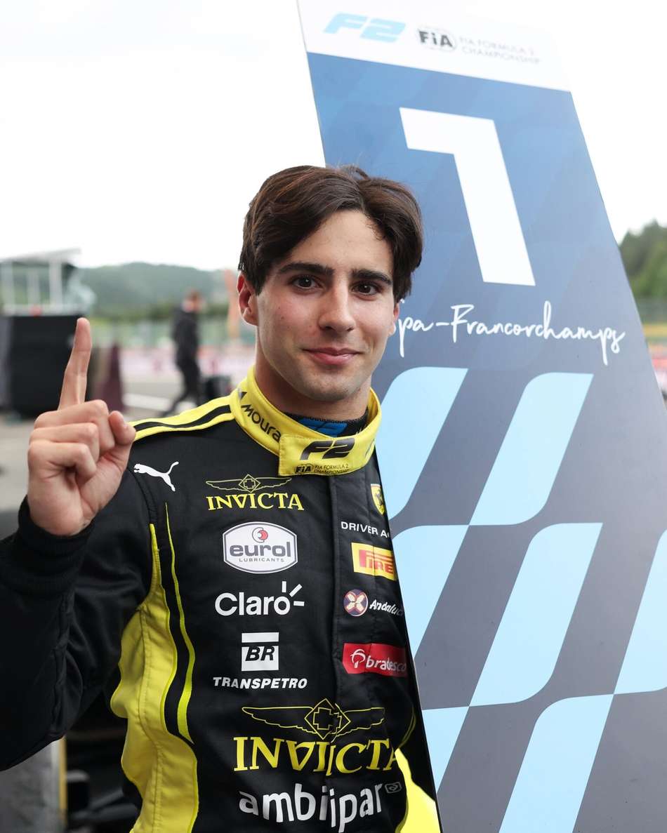 Com o dedo indicador direito estendido, Rafael Câmara posa para foto após vitória no Grande Prêmio da Bélgica da Fórmula 2