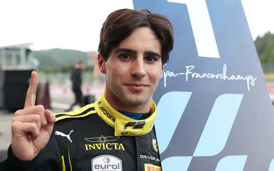 Com o dedo indicador direito estendido, Rafael Câmara posa para foto após vitória no Grande Prêmio da Bélgica da Fórmula 2
