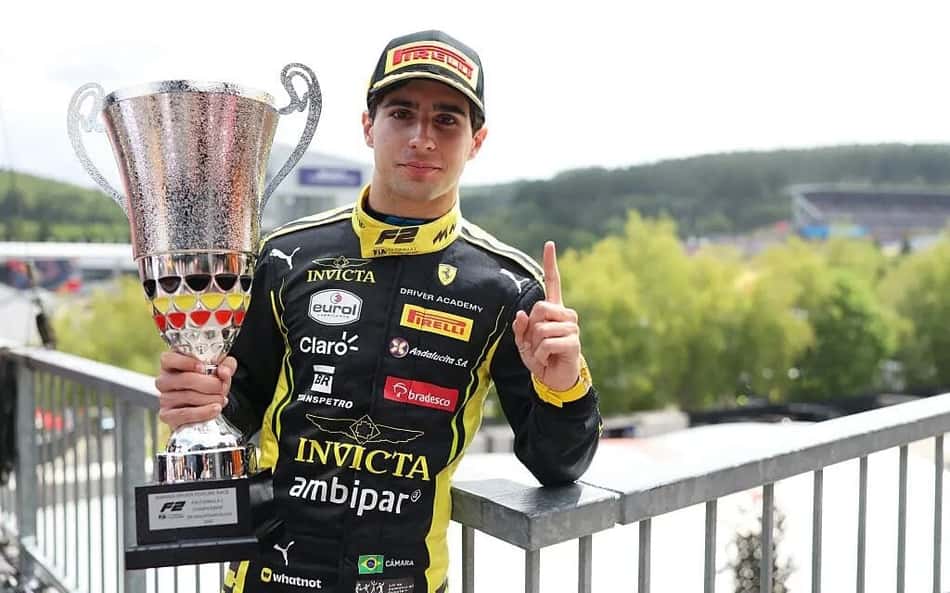 O piloto brasileiro Rafael Câmara segura o troféu da vitória no GP da Bélgica de Fórmula 2