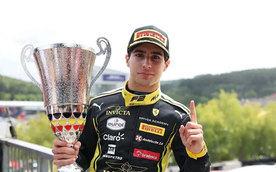 O piloto brasileiro Rafael Câmara segura o troféu da vitória no GP da Bélgica de Fórmula 2