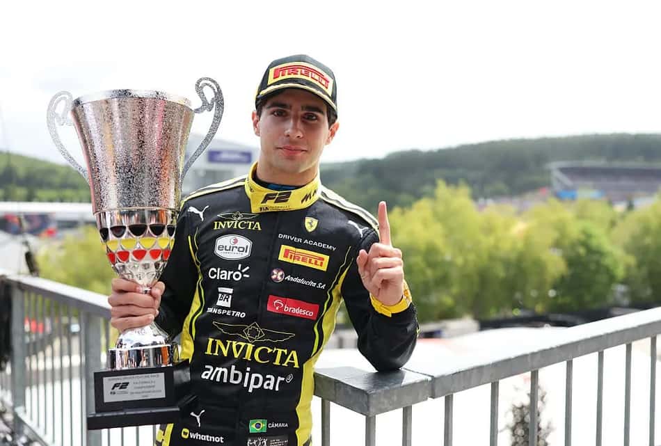 O piloto brasileiro Rafael Câmara segura o troféu da vitória no GP da Bélgica de Fórmula 2
