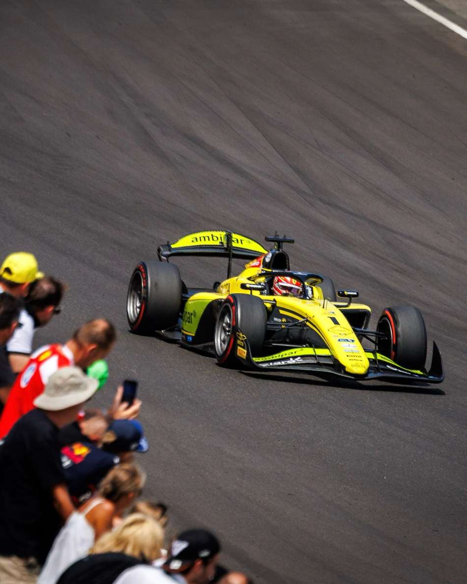 Carro de Rafael Câmara, piloto da Invicta Racing, durante a etapa da Feature Race da Fórmula 2