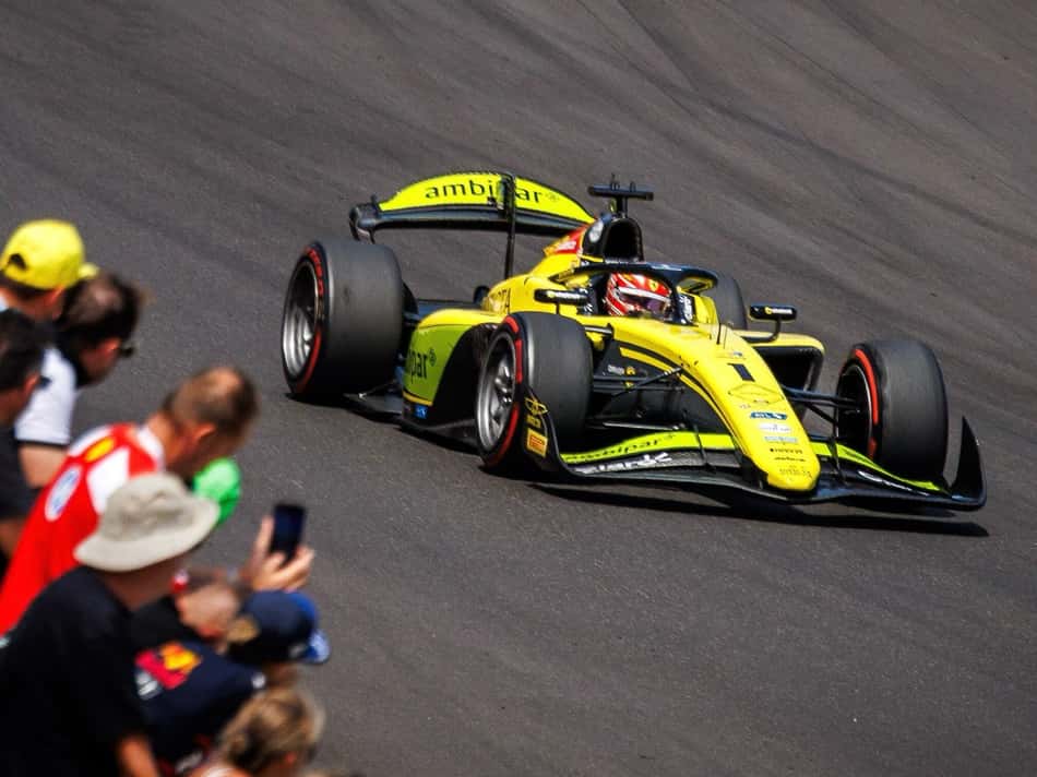 Carro de Rafael Câmara, piloto da Invicta Racing, durante a etapa da Feature Race da Fórmula 2
