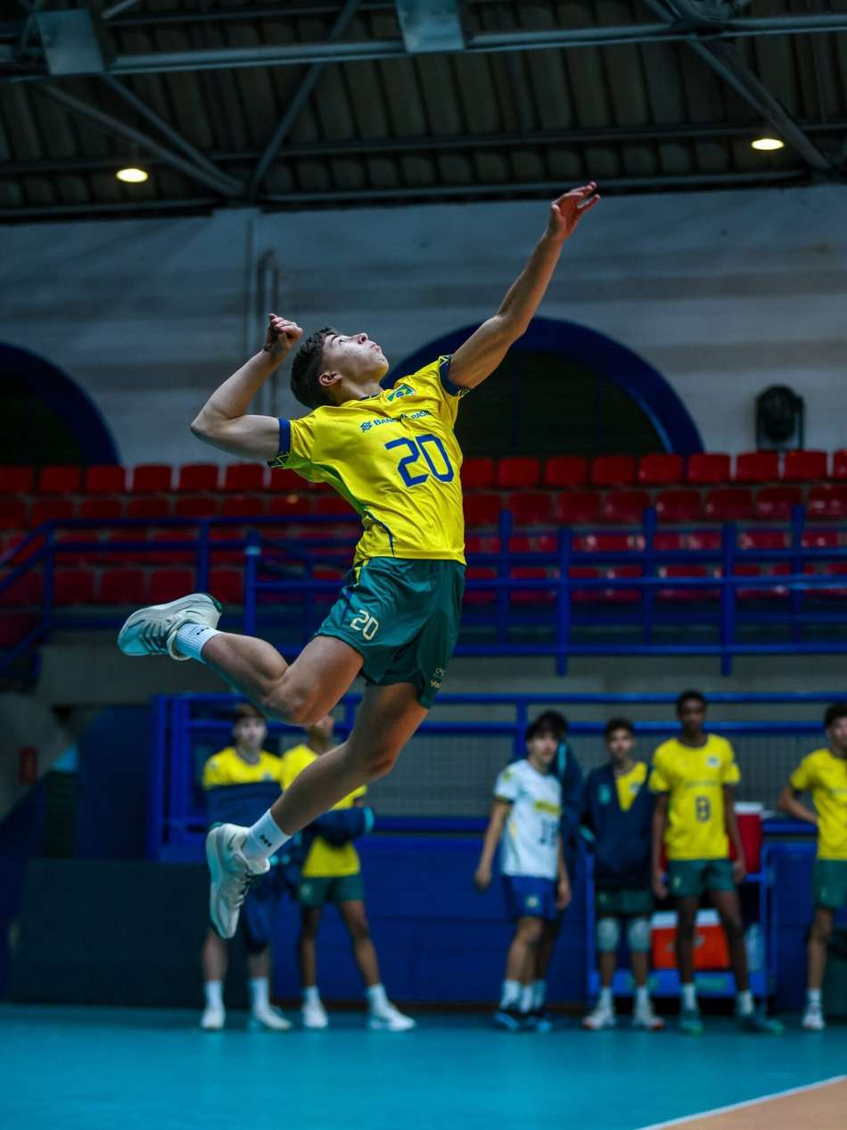 O ponteiro Rafael Ferraz, da Seleção Brasileira masculina de vôlei sub-17, realiza movimento de saque no ar em jogo pela Copa Sada sub-19