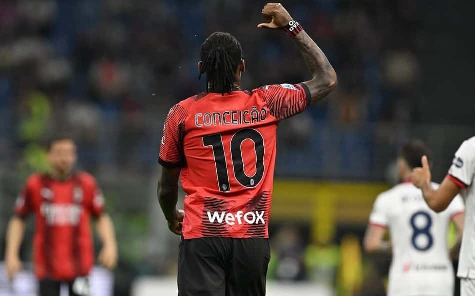 Rafael Leão comemorando gol pelo Milan
