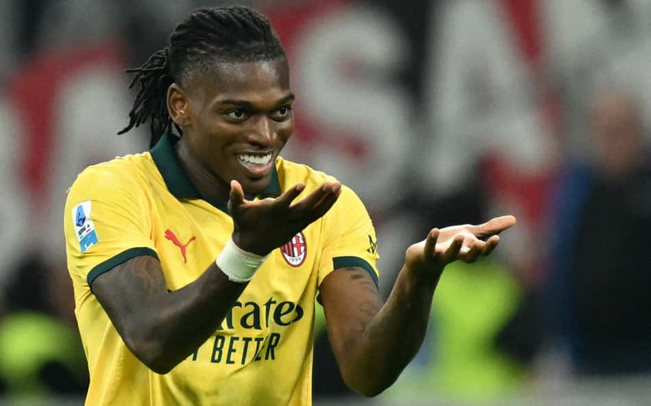 Rafael Leão comemora gol pelo Milan