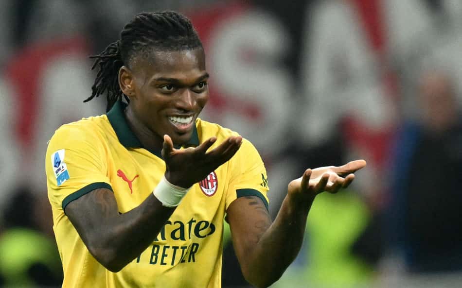 Rafael Leão comemora gol pelo Milan