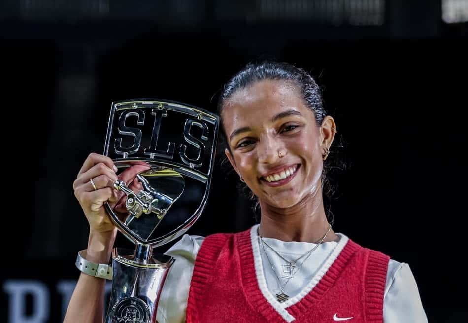 Rayssa Leal segura o troféu do SLS Rio Takeover