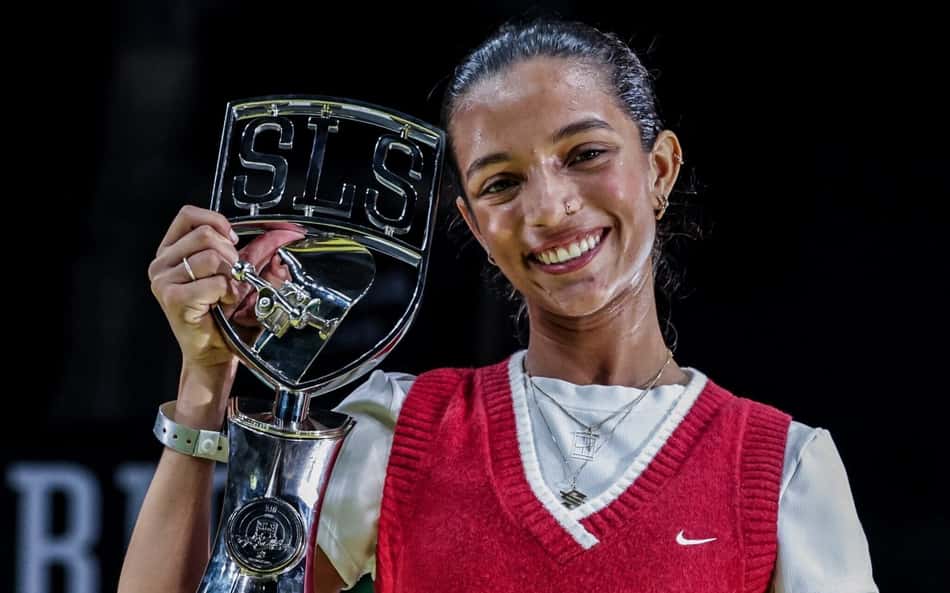 Rayssa Leal segura o troféu do SLS Rio Takeover