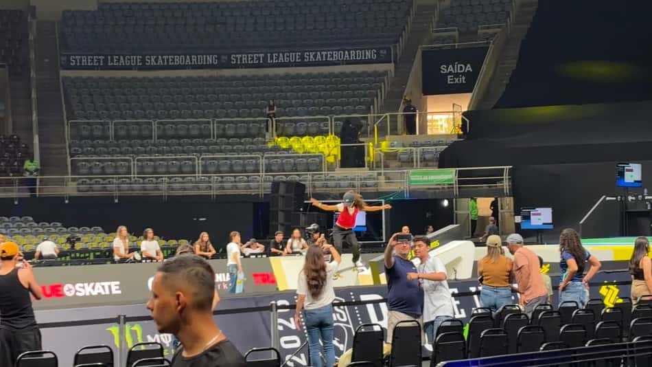 De vermelho, a skatista Rayssa Leal treina no Maracanãzinhp antes da final do SLS Rio Takeover