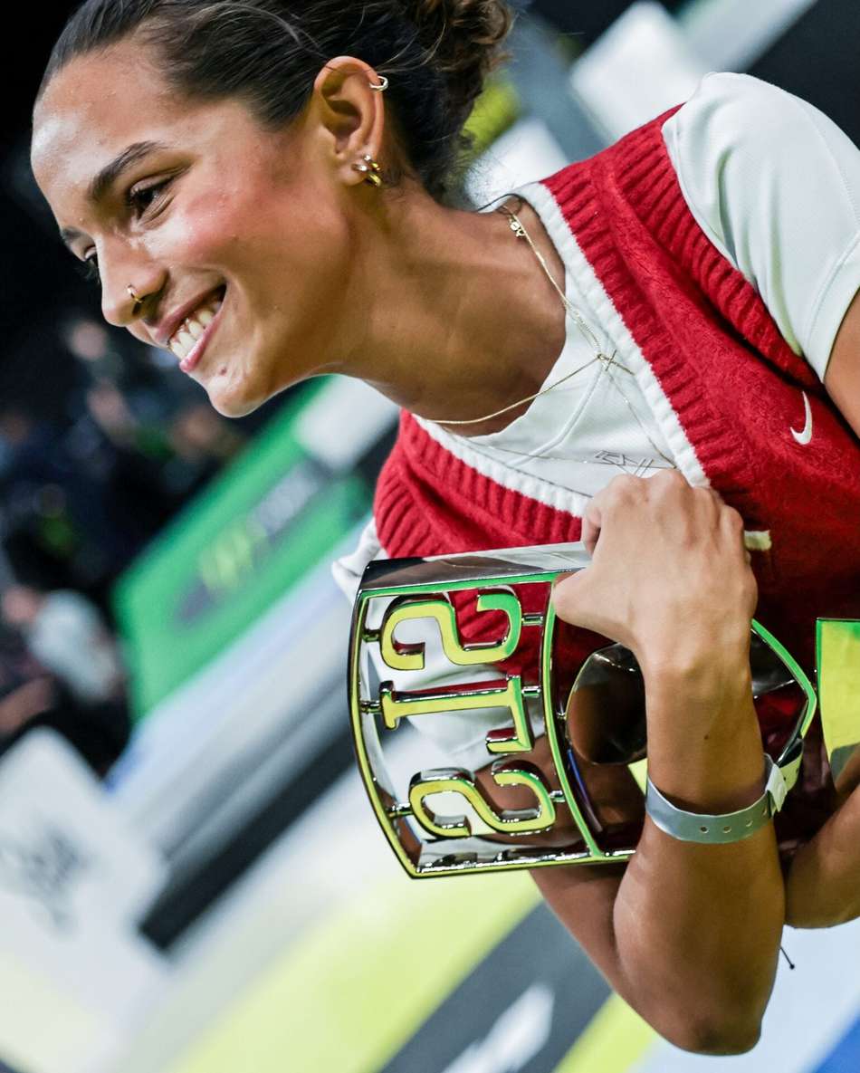Rayssa Leal segura o trofeu do SLS Rio Takeover, conquistado neste domingo (9)