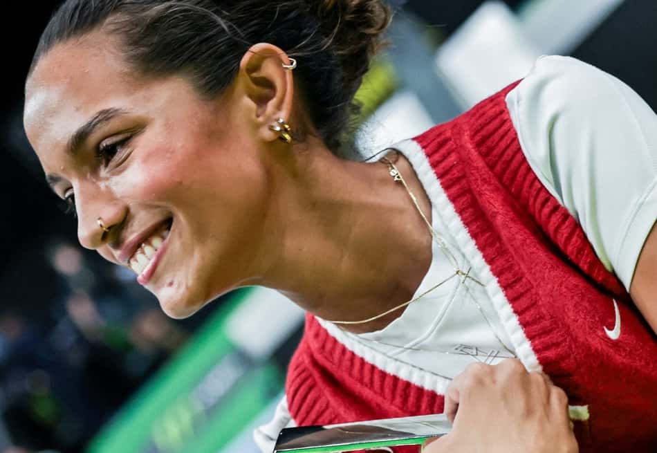 Rayssa Leal segura o trofeu do SLS Rio Takeover, conquistado neste domingo (9)