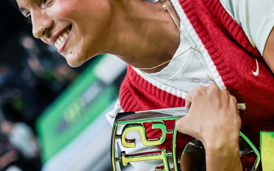 Rayssa Leal segura o trofeu do SLS Rio Takeover, conquistado neste domingo (9)