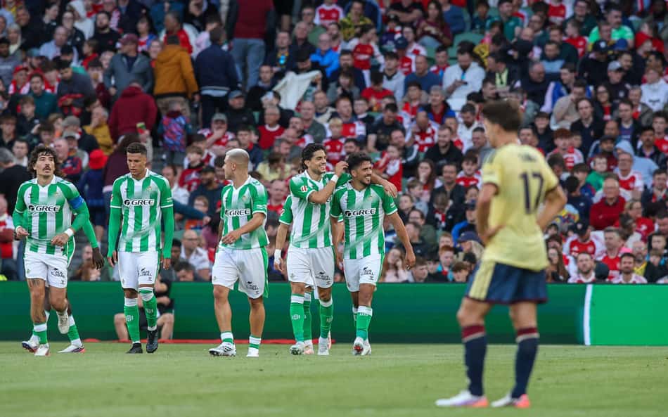 O Real Betis venceu o Arsenal por 3 a 1 em amistoso de pré-temporada