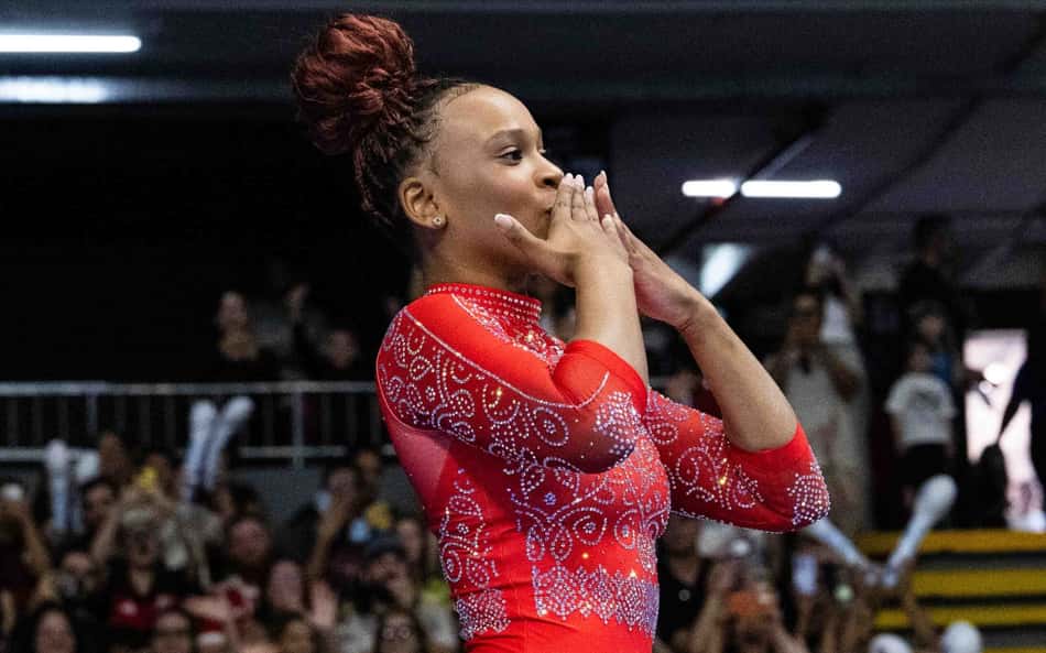 Rebeca Andrade manda beijo para o ginásio após execução do salto no Campeonato Brasileiro de Ginástica 2026, em Brasília